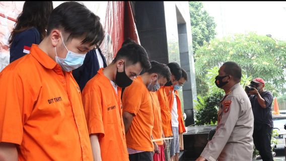 56 Orang Diamankan dari Pesta Seks Gay di Kuningan Suite, 9 Orang Jadi Tersangka