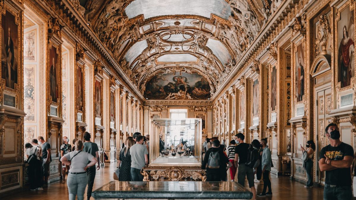 Arrêté par la police cinq suspects du vol du musée du Louvre