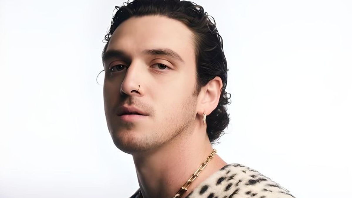  Lauv Buka Gerbang Album Baru dengan Lagu <i>Love U Like That</i>