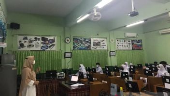 At This Vocational School, The Changing Room Is Prepared Before Face-to-face Learning Belajar