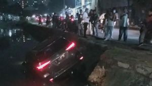 Mobil Toyota Fortuner Hitam Masuk ke Kali Cengkareng, Polisi: Sopir Mengantuk, Hilang Konsentrasi