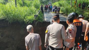 Bridge In Salatiga Collapses, 1 Person Riding A Motorcycle Falls And Dies
