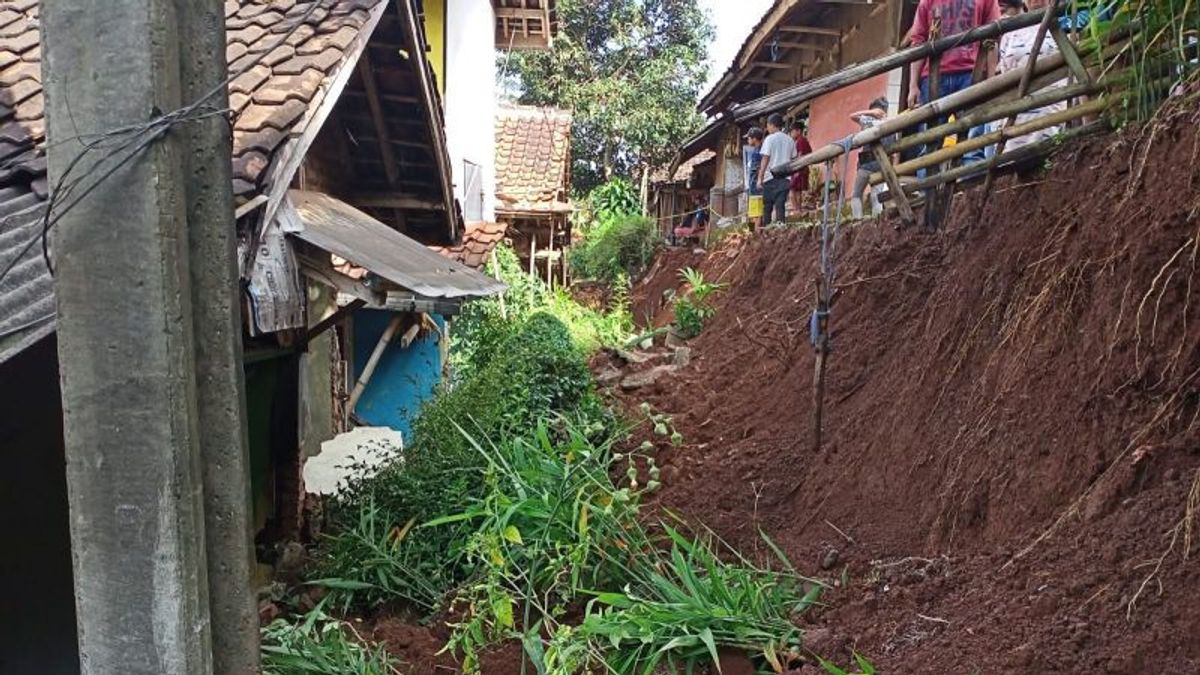 Kebetulan Melintas, Widia Ningsih Tewas Tertimbun Longsor di Desa Bojong Kabupaten Bandung