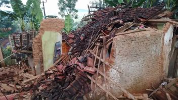 منزل مسن يبلغ من العمر 78 عاما في تاسيكمالايا تضرر من زلزال غاروت ، حكومة المدينة تقدم مساعدة إصلاح بقيمة 14 مليون روبية