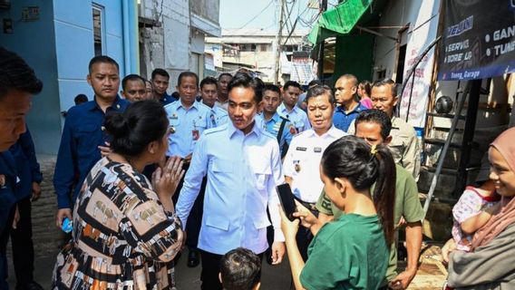 Visiting Rob Affected Residents In Muara Angke, Gibran Affirms Acceleration Of Flood Control Projects