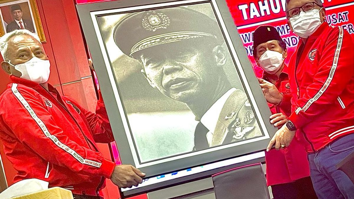 PDIP Pajang Foto Tokoh Jenderal Hoegeng, Hasto: Sosok yang Dikagumi dan Sesepuh Bagi Ibu Mega