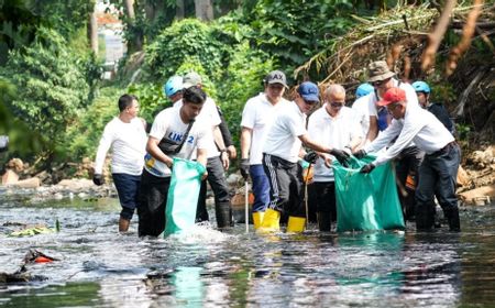 Terjun Langsung Bersihkan Sampah Kali Cipinang, Awali Gebrakan Menteri LH Hanif Faisol Atasi Pencemaran Sungai di Jakarta