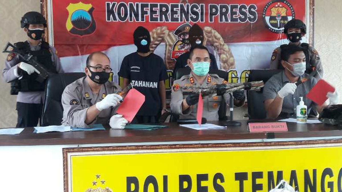 Économiquement Urgent, 2 Résidents De Magelang Désespérés De Voler De La Cannelle De Perhutani Sur La Pente Du Mont Sumbing