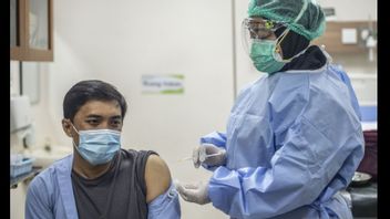 ジョコウィの後、13,000人の北ジャカルタの医療従事者が直ちに予防接種を受けました