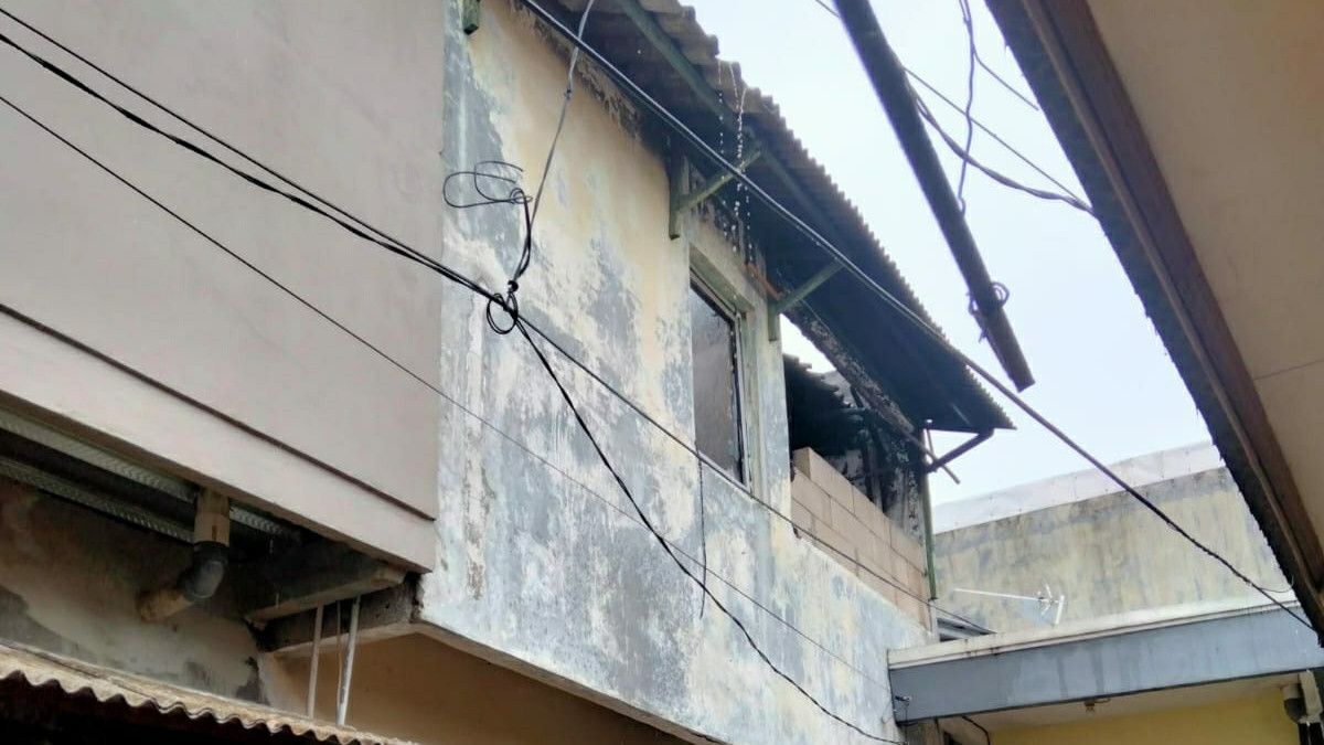 Rumah Lantai 2 yang Terbakar di Pondok Kopi Akibat Korsleting Kabel TV Menempel di Stop Kontak
