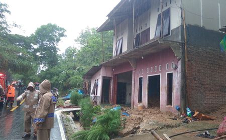 Hujan Deras, Ibu dan Anak Meninggal Tertimbun Longsor di Cianjur  