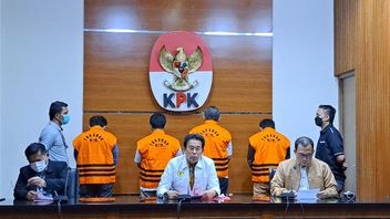 KPK显然在他的办公室逮捕了东爪哇民主主义人民民主共和国副议长
