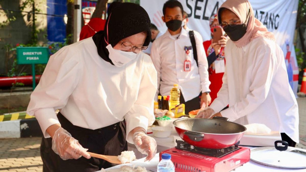 Minister Of Social Affairs Risma Auctions Her Homemade Fried Rice With Millions For Charity