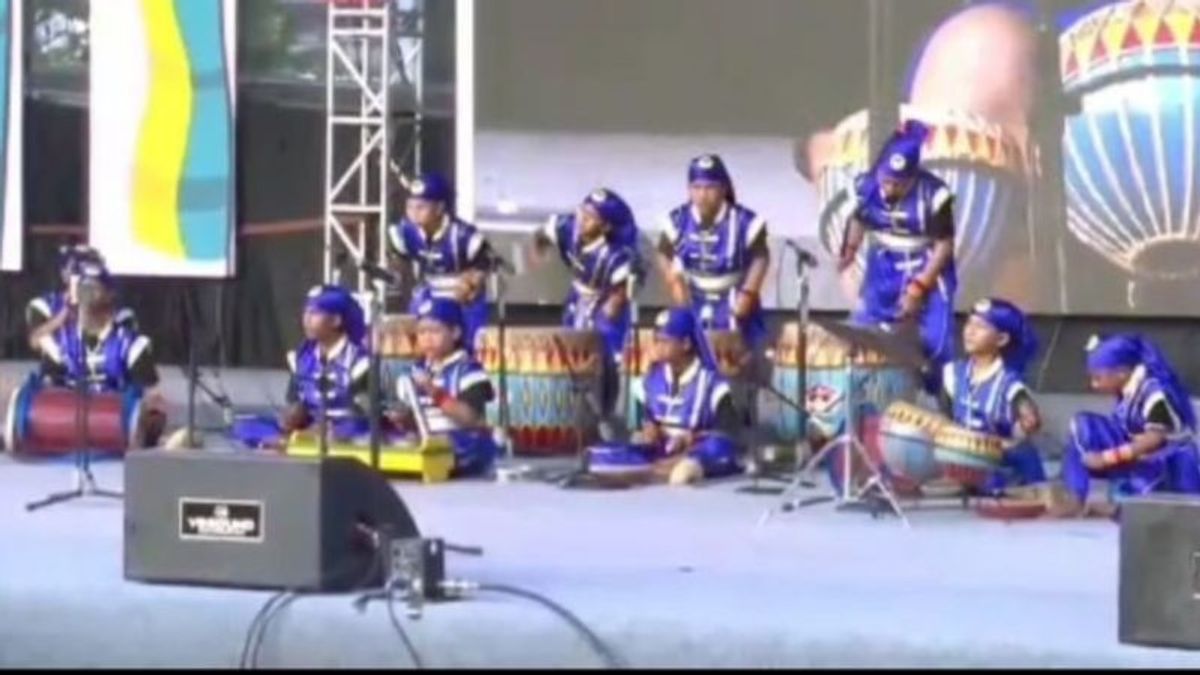 FK ICS School Introduces Bengkulu's Original Dhol Music In The Kemenkebud RAYA Program