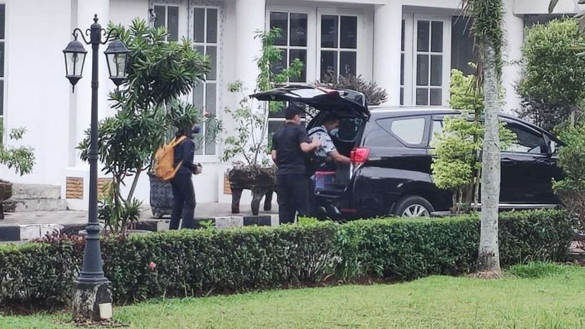 KPK Transports 3 Suitcases After Searching The Official House Of Bogor Regent Ade Yasin