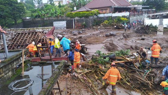 バトゥ市ギントゥンハムレットの住民の家にフラッシュ洪水が発生