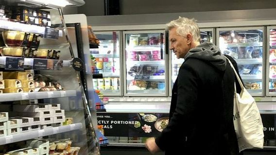 Caught Wet Shopping Without Wearing A Mask, Gary Lineker Bombarded With Criticism