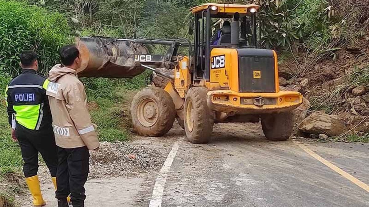 Lintasan Takengon Aceh Tengah Lumpuh Total Tertutup Material Longsor, Kendaraan Terpaksa Menunggu Petugas Bersih-bersih