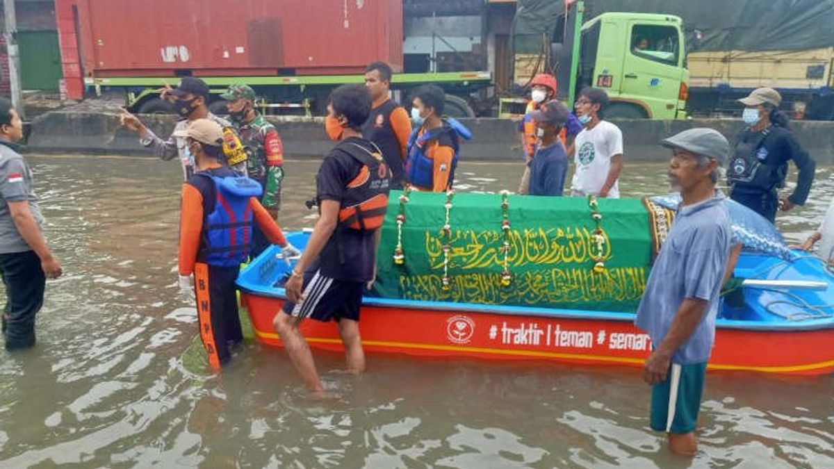 スマラン洪水、ボートを使って遺体を運ぶ住民