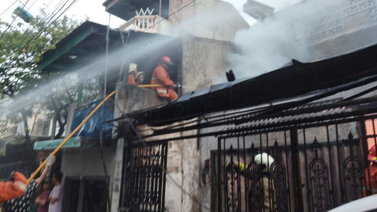 悲剧的是，一个家庭在雅加达西部坦博拉的一所房子里被烧死
