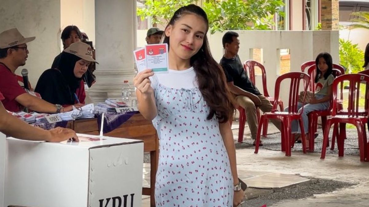 Kompak pakai Outfit Senada, Gaya Ayu Ting Sekeluarga di Hari Pencoblosan Pilkada 2024