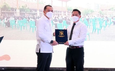 Wali Kota Surabaya Eri Cahyadi Serahkan SK PPPK 470 Guru