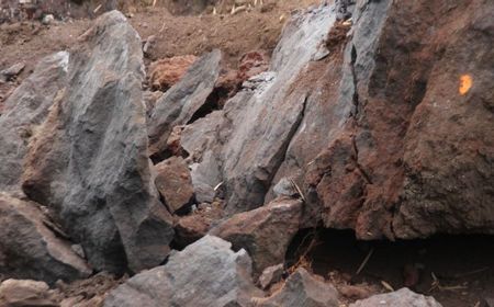 Ledakan Keras Terdengar, BNPB Bersama Tim Gabungan Berhasil Demolisi Tiga Batu Besar di Gunung Marapi