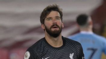 This Is What Alisson Said To Klopp After Making A Blunder