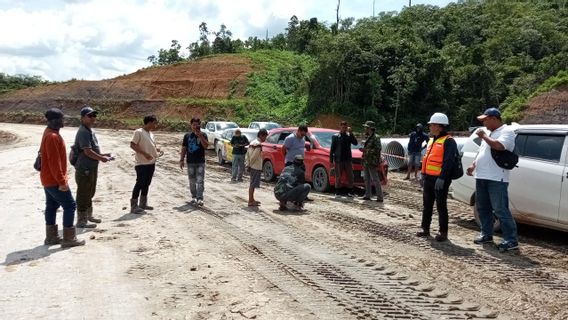 民衆が東クタイの違法鉱山を運ぶ道路の疑いを報告 