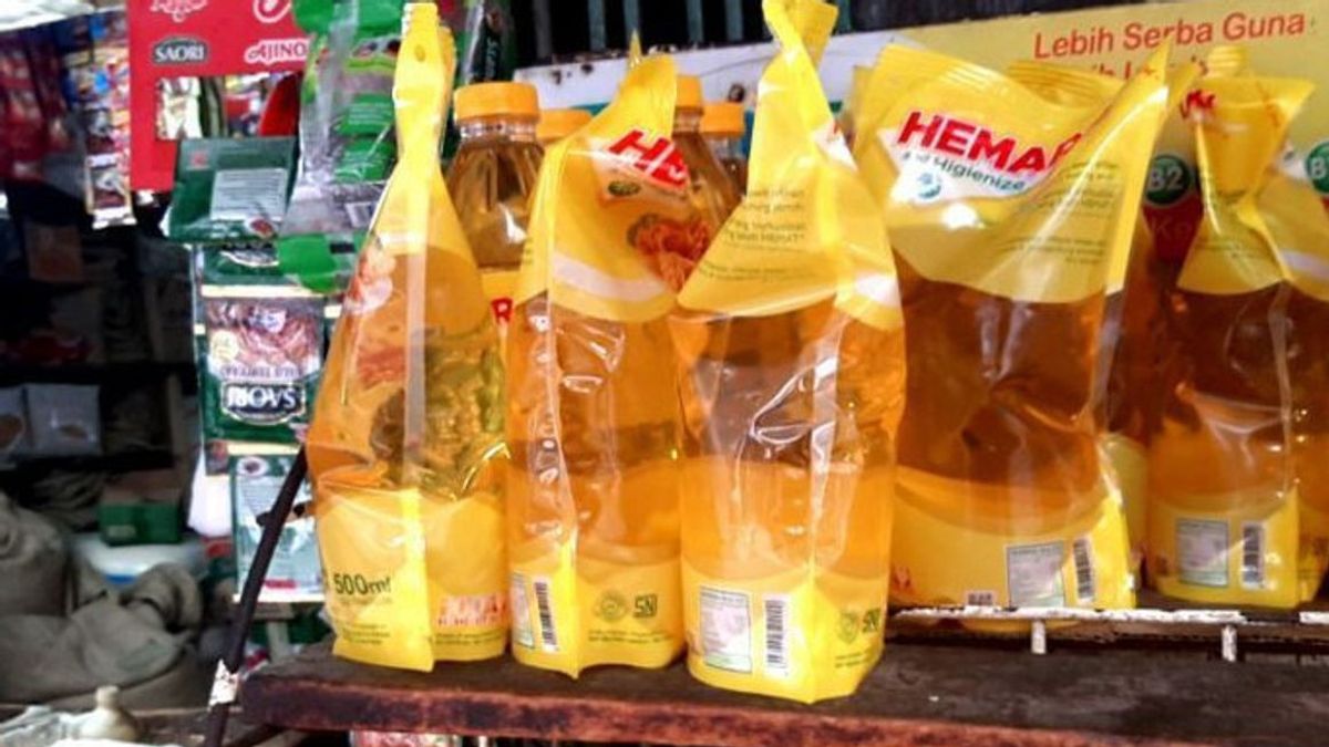 Residents Of Ketapang Raid The Bazaar For 20 Thousand Liters Of Cooking Oil, Assessed To Be Helpful Ahead Of Eid