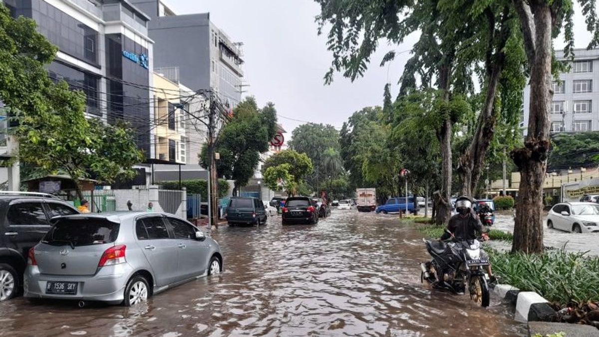 BPBD DKI جاكرتا: لا تزال المياه تغمر 22 RTs بسبب الأمطار الغزيرة