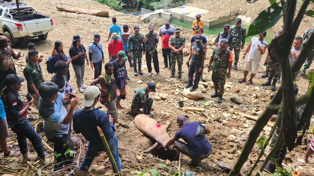 TNI Cleans Consumpted Dams So That People At The Skouw-Wutung Border Of Papua Get Clean Water Supply