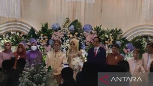 Jokowi dan Iriana Hadiri Pernikahan Anak Guru Spiritualnya di Sukoharjo