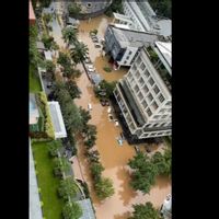 Banyak Mobil Terendam Banjir di Kemang