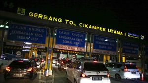 Jelang Tengah Malam, Kendaraan Arus Mudik di Tol Cikampek Makin Padat