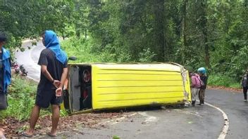 エルフ車はスカルトラックセンカンマイトバニュワンギで転倒、数十人が負傷