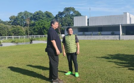 Kasih Souvenir Cak Imin 2 Sarung Hijau dan Kuning, Airlangga: Kalau Makin Rapat 1 Sarung 2 Warna