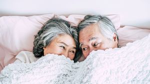 Siapa Bilang Seks Berakhir Setelah Menopause? Fakta Ini Bikin Kaget