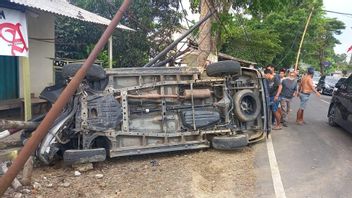 Disalip Motor, Toyota Rush Warna Hitam Terguling di Jalan Raya Rangkasbitung