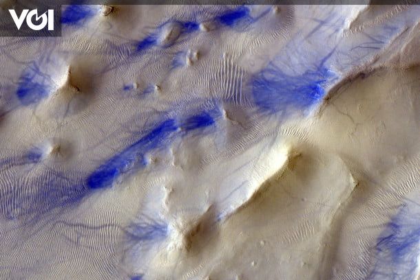 ESA Captures the Most Beautiful Image of Mars, a Crater Covered with Blue Lines