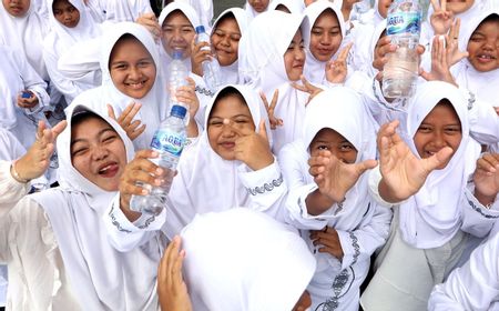 Danone Indonesia dan Serikat Ekonomi Pesantren Tanam 5.000 Bibit Pohon Bersama Para Santri