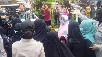 東ジャカルタ地方裁判所で、リジークの支持者が下向きにしない法律で叫んだ女性たち