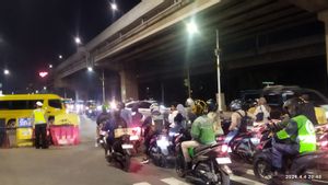 Situasi di Jalan Raya Kalimalang Terlihat Ramai Lancar, Petugas Prediksi Volume Kendaraan Akan Meningkat