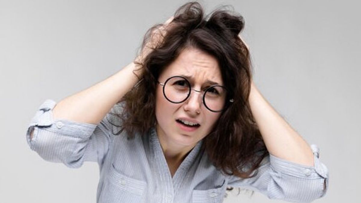 ストレスが髪の毛の落下までふけを引き起こします、あなたは克服する方法を知っていますか?