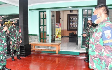 Panglima TNI Salurkan Bantuan Laptop untuk Tenaga Tracer COVID-19