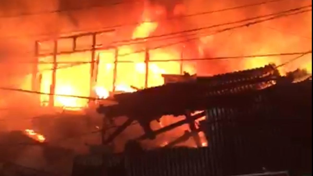 東ジャカルタのジェムブロン市場の住民は、ガスストーブの爆発で始まった火災を呼ぶ