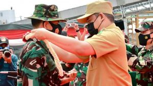 Bobby Nasution Kalungkan Bunga ke Anggota TNI, Beri Pesan Ini