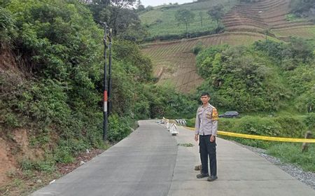 Badan Jalan Tergerus Longsor, Jalur Banjarwangi-Garut Dipasang Garis Polisi Larangan Truk Melintas