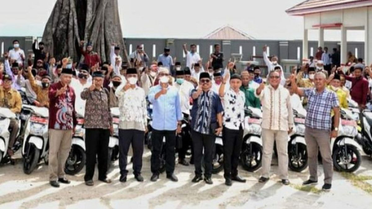 Happy Smile Of Mosque Imam In South Buton, Receives 70 Motorcycles To Streamline Mobility