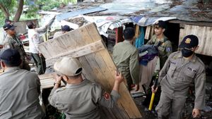 Hidup di Kolong Tol, Pemkot Surabaya Akhirnya Relokasi 32 Warga Kampung 1001 Malam